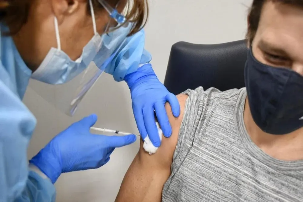 Entre tiempos muertos por la capacidad ociosa y una logística milimétrica, comenzó la inmunización en Uruguay