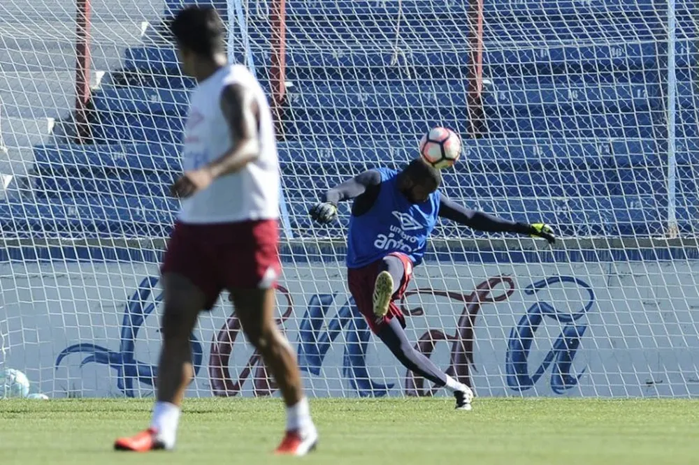 Luis Mejía saca del arco