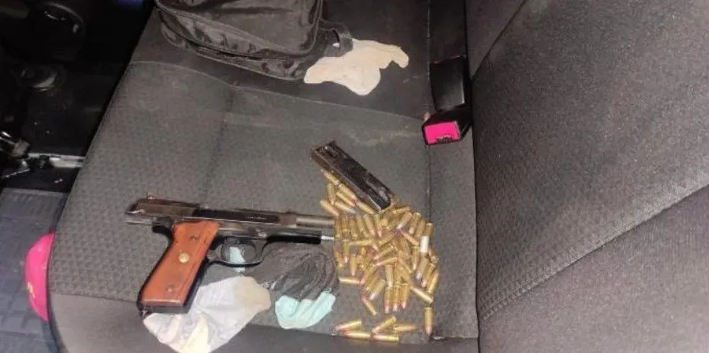 Al presunto responsable se le incautaron un arma 9mm y 50 municiones