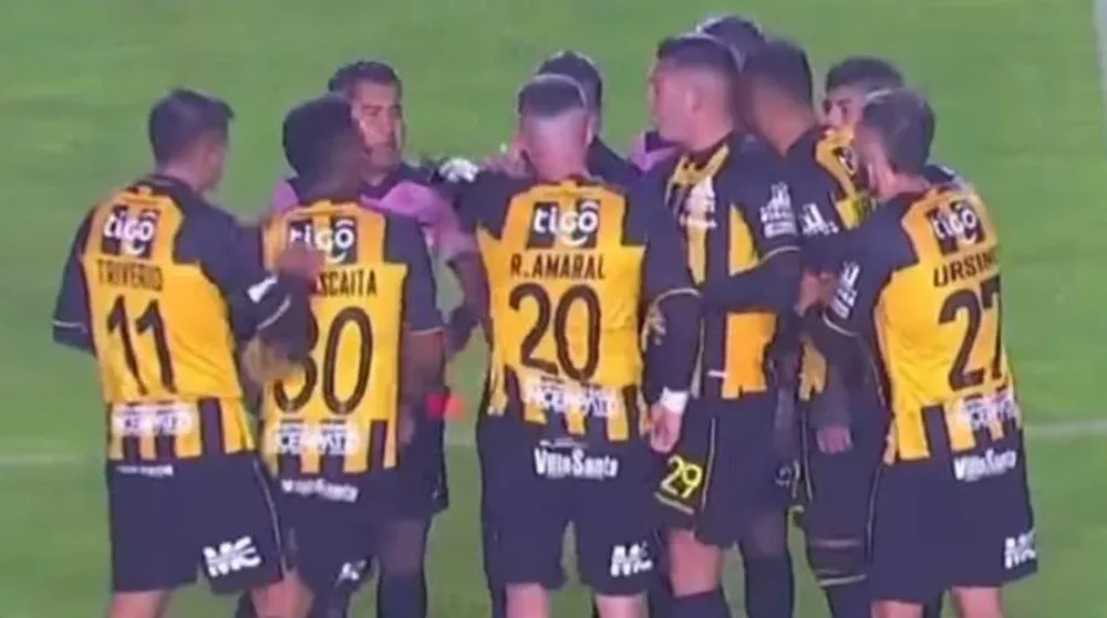 Los jugadores de The Strongest rodean a los árbitros