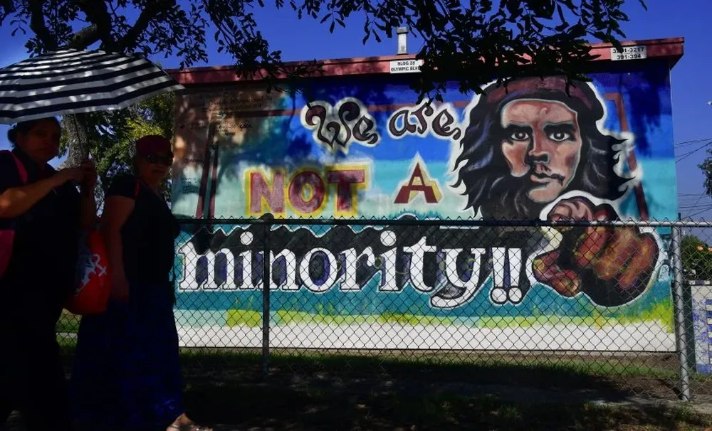 En Los Ángeles, un mural pintado de 1978 como tributo al Che Guevara que destaca la consigna No somos una minoría, EEUU