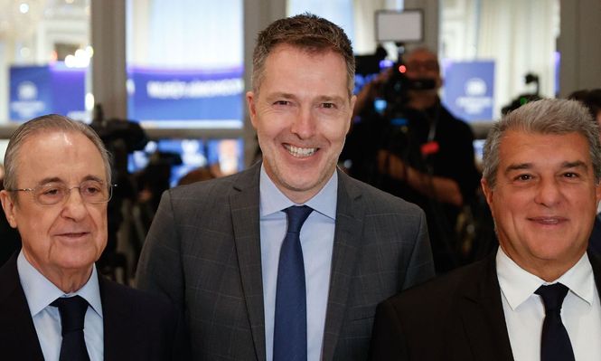 Bernd Reichart, CEO de A22 Sports Management, escoltado por Florentino Pérez y Joan Laporta.