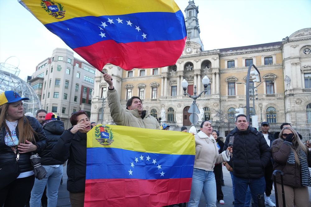 Venezolanos celebran en Madrid la caída de Nicolás Maduro.