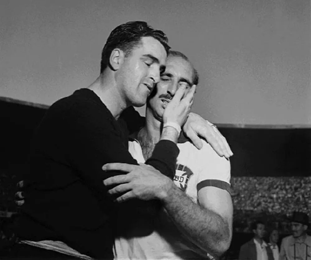 Roque Máspoli consuela al capitán brasileño, Augusto, al término de la final de Maracaná en 1950 Roque Máspoli consuela al capitán brasileño, Augusto, al término de la final de Maracaná en 1950