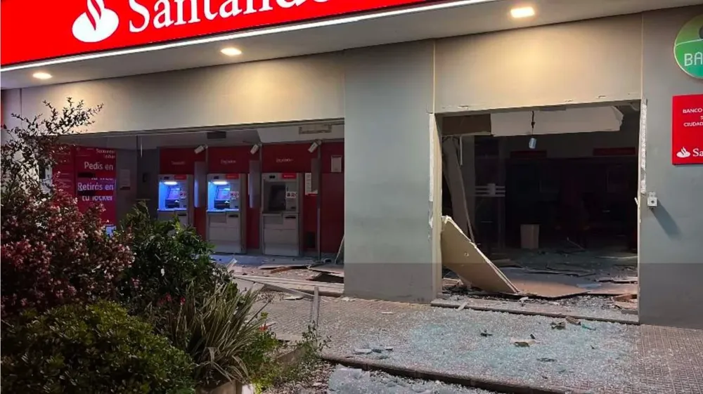 cajero automático que se encuentra ubicado en Paralela Sur de Av. Giannattasio casi Río Uruguay