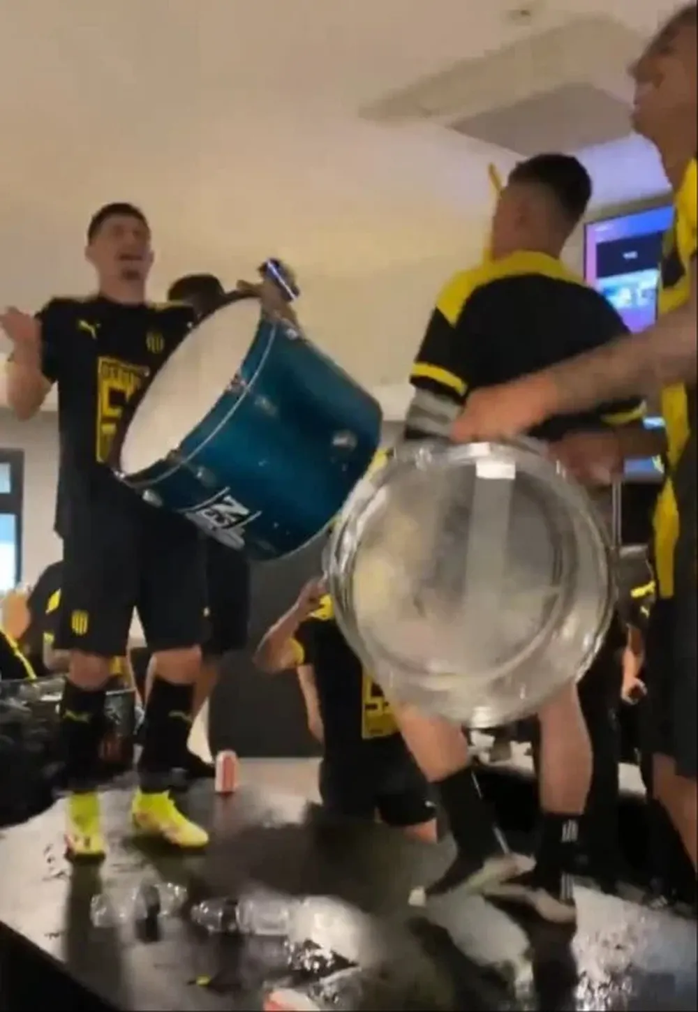 El Canario Álvarez Martínez agarró el bombo y no lo soltó más en el vestuario aurinegro