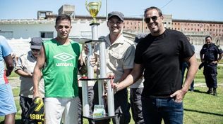 Ignacio Ruglio, presidente de Peñarol, entregó la copa al equipo ganador del torneo de internos del Penal de Libertad