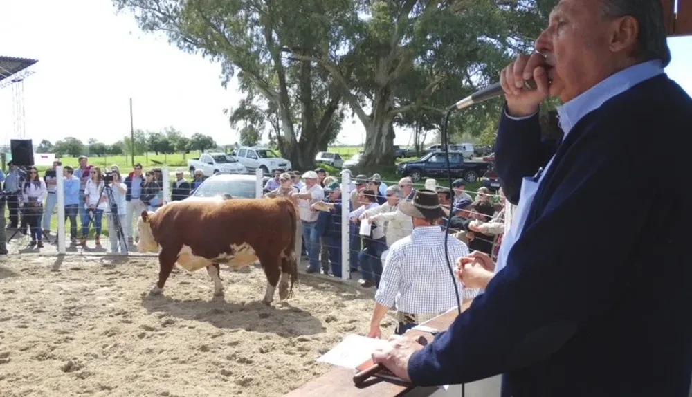 Daniel Dutra mientras remataba el toro de La Madrugada que logró el precio máximo