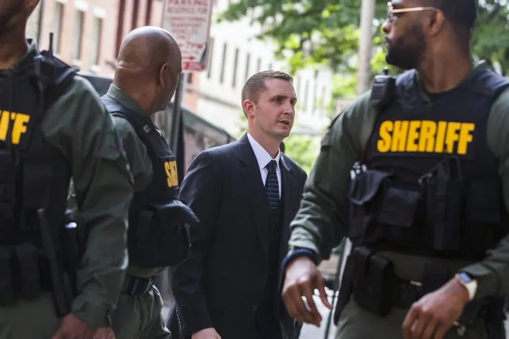 El policía del Baltimore a su llegada al tribunal de dicha ciudad en el estado de Maryland, USA.