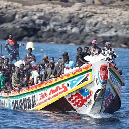 Llegada de un cayuco con unas 170 personas migrantes a bordo al puerto de La Restinga, en la isla de El Hierro.