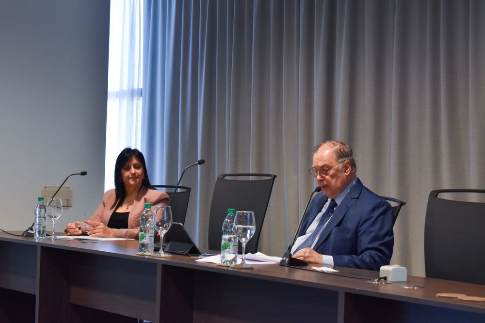 El presidente de las Bancas de Quinielas del Uruguay, Roberto Palermo, y la licenciada Nidia Bentancor, representante de la Fundación Manantiales