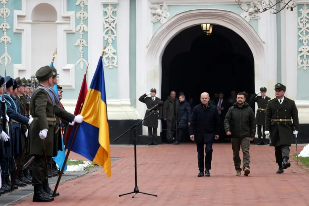 El presidente de Ucrania, Volodimir Zelenski (drcha.), y el canciller de Alemania, Olaf Scholz, pasan revista a la guardia de honor en Kiev.&nbsp;