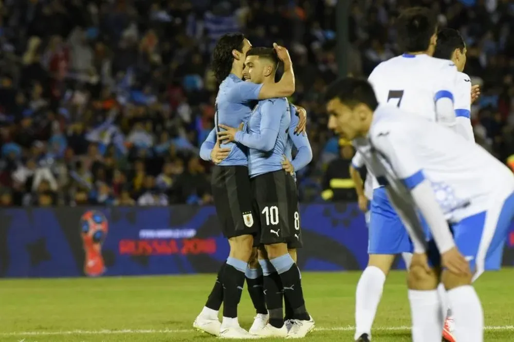 El festejo de Cavani y Cebolla Rodríguez con Giménez,autor del tercer gol