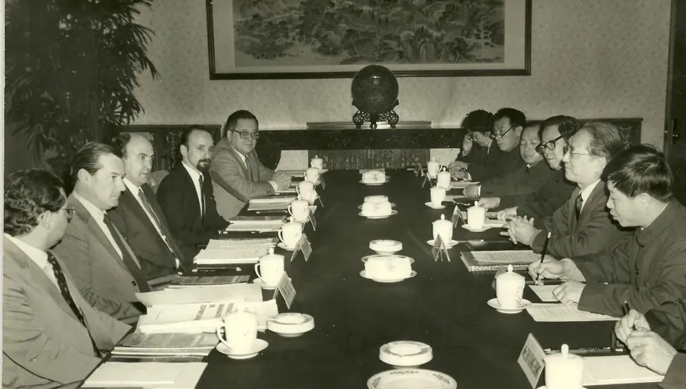 Encuentro de trabajo durante la primera misión comercial de Uruguay a China en 1985
