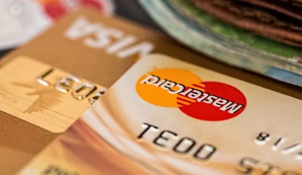 El acuerdo beneficiará a los clientes que operen con Mastercard y Visa.