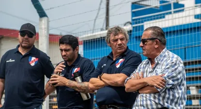 Mario Saralegui fue presentado como entrenador de Artigas SAD, acompañado de Carlos Bueno, su asistente técnico, Gabriel Souza PF y el intendente Pablo Caram.