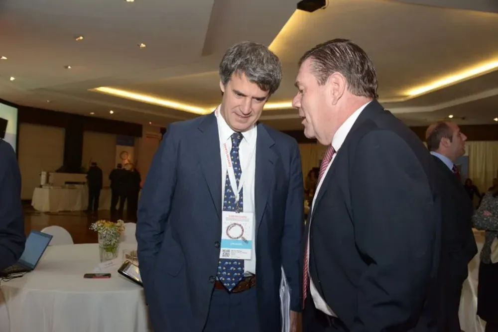 El ministro de Hacienda argentino, Prat-Gay, y el embajador Montenegro, ayer en Punta Cala