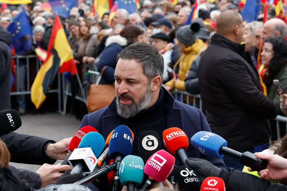 El líder de VOX, Santiago Abascal, se dirige a medios de comunicación a su llegada a la concentración que foros y asociaciones cívicas han convocado este sábado en Madrid.