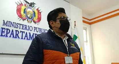 Esta imagen distribuida por la Fiscalía de La Paz muestra al fiscal boliviano Oscar Mejillones hablando sobre la detención de Luis Fernando Camacho, el gobernador opositor de la región de Santa Cruz, durante una conferencia de prensa en la sede de la fiscalía en La Paz el 29 de diciembre de 2022.