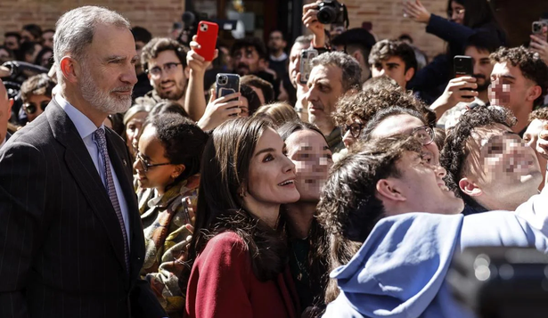 El rey Felipe VI y la reina Letizia, recibidos por una multitud en Valencia.