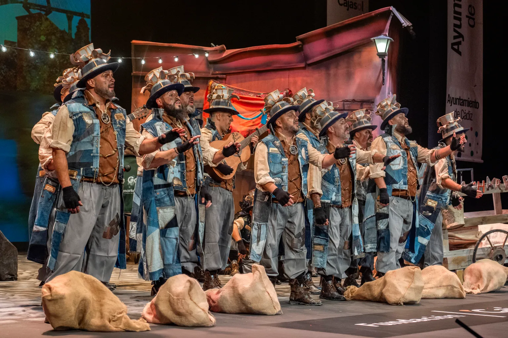 La comparsa Los trastos en su actuación en el Concurso Oficial de Agrupaciones Carnavalescas (COAC) 2025 de Cádiz. EFE