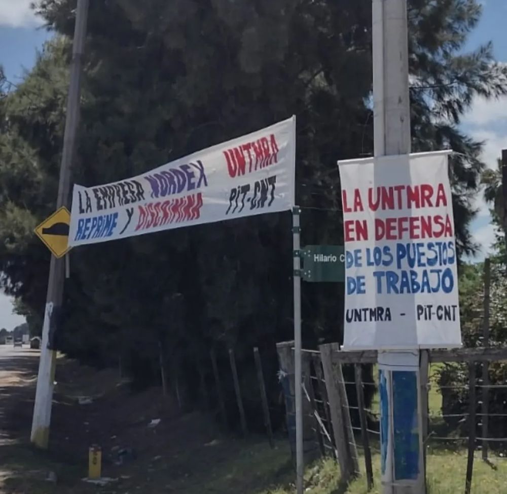 Carteles del Untmra fuera de la planta de Nordex en el barrio Colón&nbsp;