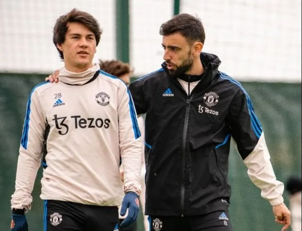 Facundo Pellistri y el portugués Bruno Fernandes