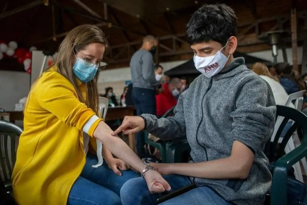 Jeremías con su doctora en una reunión de la Asociación de Hemofílicos del Uruguay