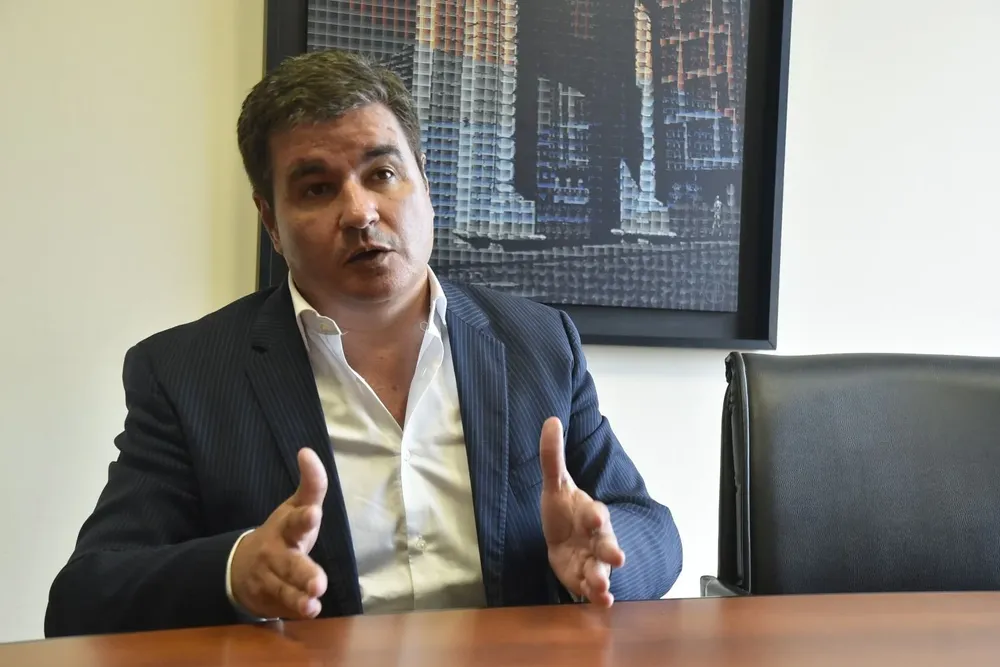 Foto de archivo: Guzmán Acosta y Lara en entrevista con El Observador