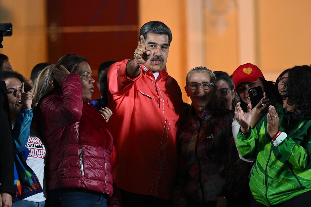 Nicolás Maduro habla con sus partidarios en la plaza Bolívar de Caracas en la madrugada del domingo. La baja participación predominó en las elecciones parlamentarias y regionales.