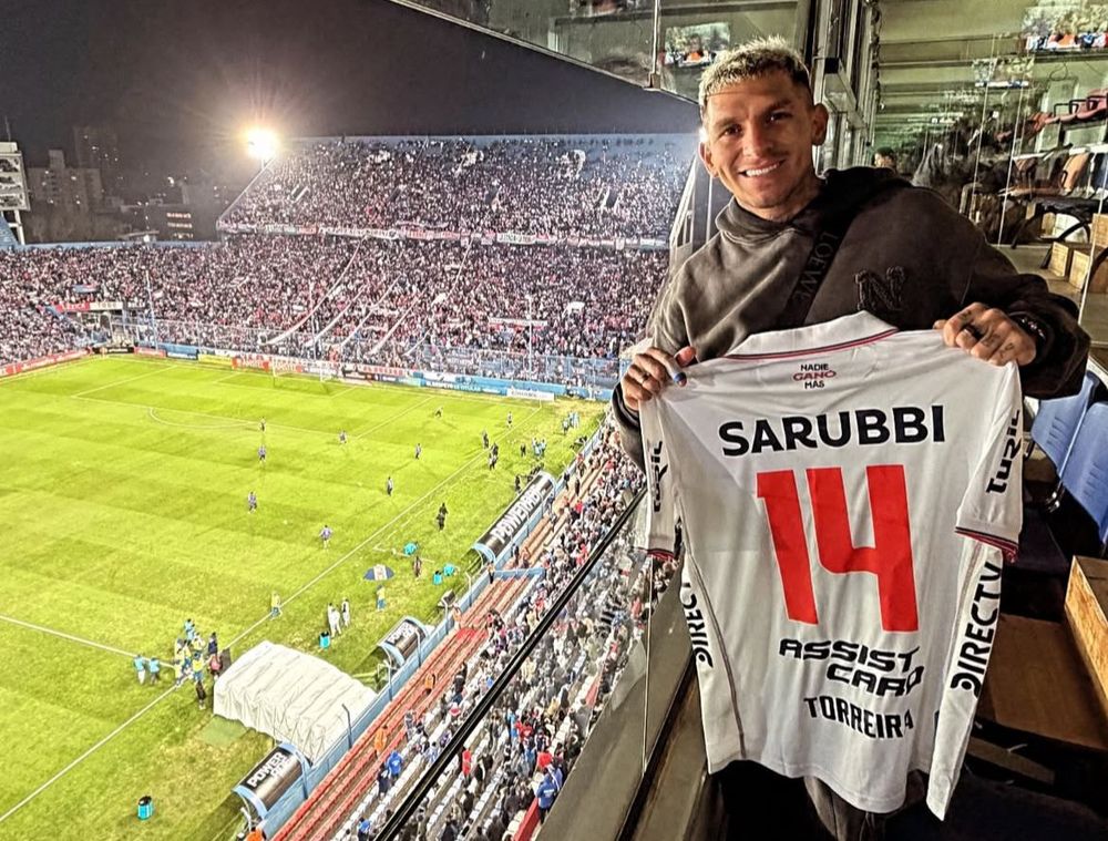 Lucas Torreira en el Gran Parque Central, antes del partido entre Nacional y Universitario por Copa Libertadores