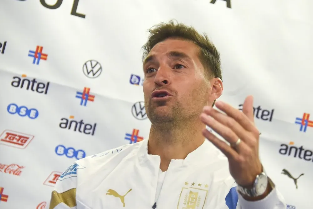 Diego Alonso durante la charla con Referí