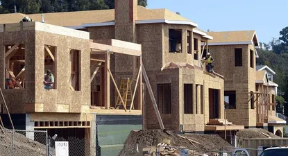 EUA- Trabajadores construyen casas en Pacific Palisades, Los Ángeles. (EE.UU.). La construcción parece reactivarse
