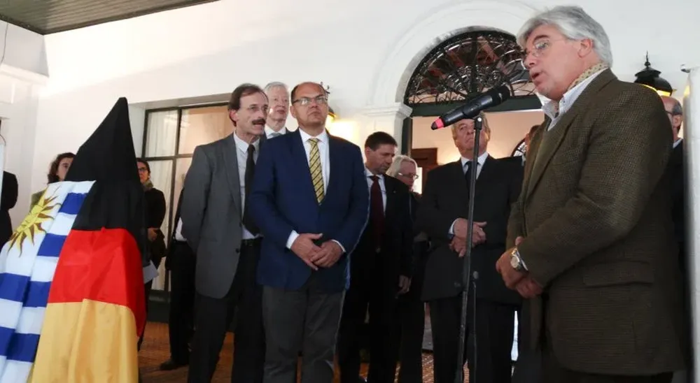 Aguerre habla y escucha el ministro alemán Christian Schmidt