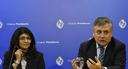 La gerenta general de inteligencia artificial y tecnologías emergentes de Microsoft Lab, Rashmi Misra y el ministro de Industria, Omar Paganini.