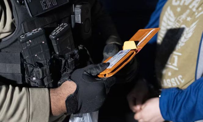 Redadas de ICE: ¿Qué hacer si agentes te detienen en la calle por controles migratorios?