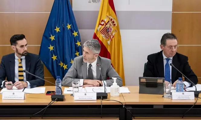 Rafael Pérez (dcha) y José Antonio Rodríguez (izda) flanquean al ministro del Interior, Fernando Grande-Marlaska