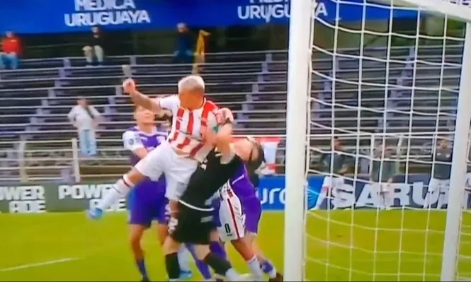 El codazo del Keke Almeida a Kevin Dawson que encendió la mecha en Defensor Sporting vs River Plate