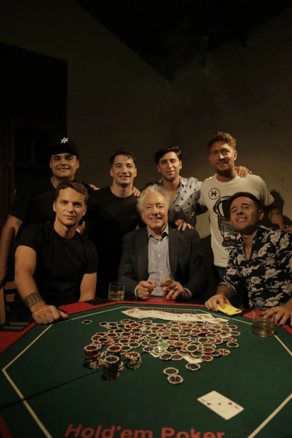 La banda junto a Guillermo Coppola y el actor Nazareno Móttola en el videoclip de El Pollera.