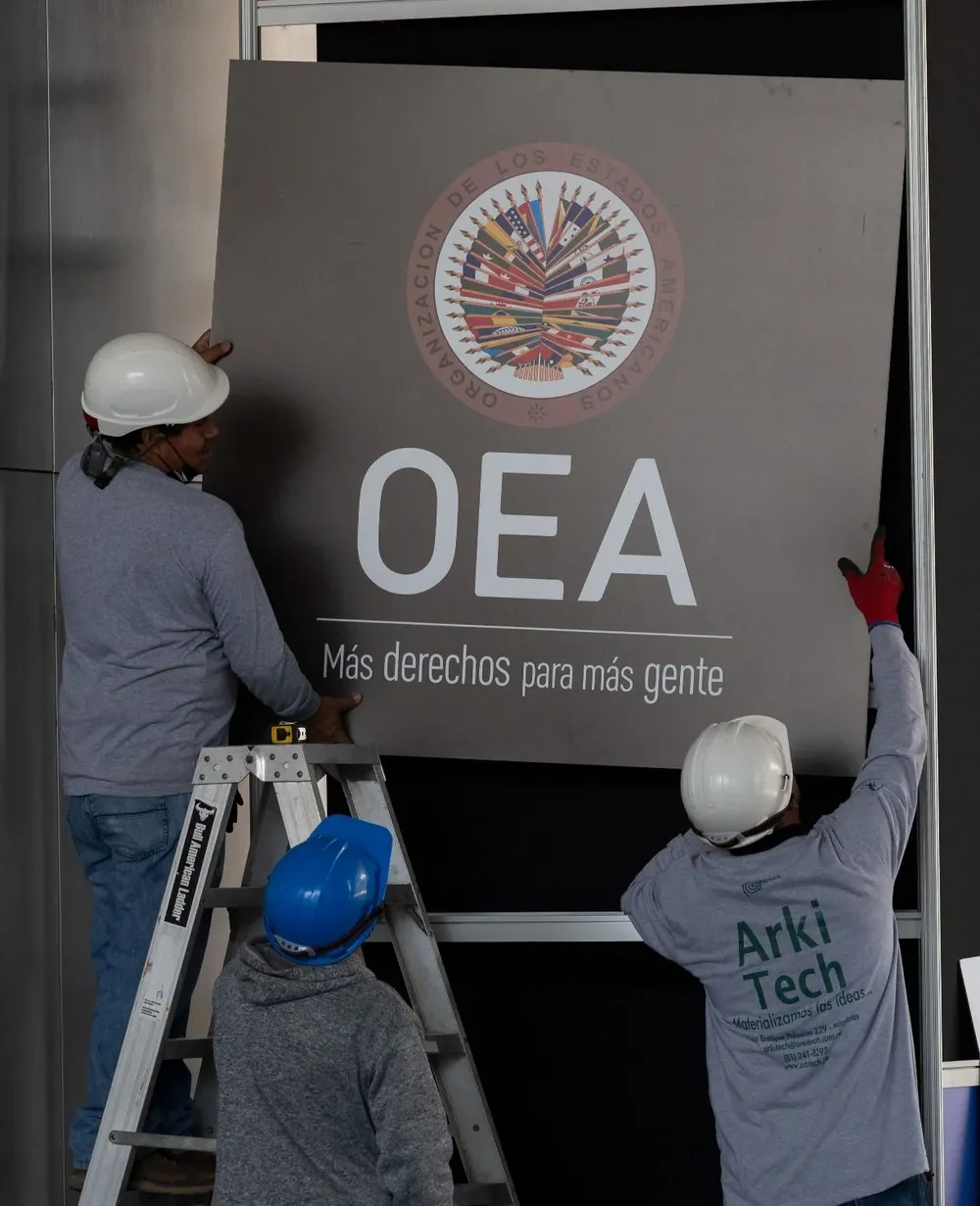 Trabajadores hacen preparativos en el centro de convenciones que albergará la 52