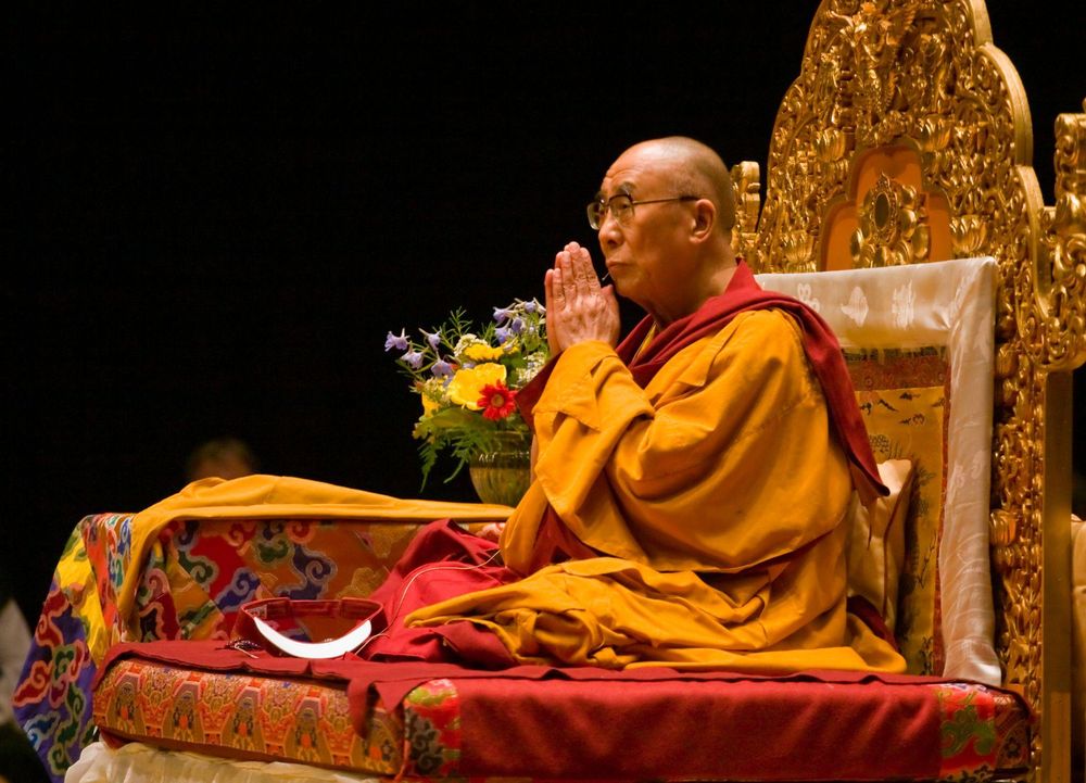 El dalai lama es el líder espiritual del budismo tibetano, reconocido como la reencarnación de una larga línea de maestros que renacen para guiar a otros hacia la iluminación.
