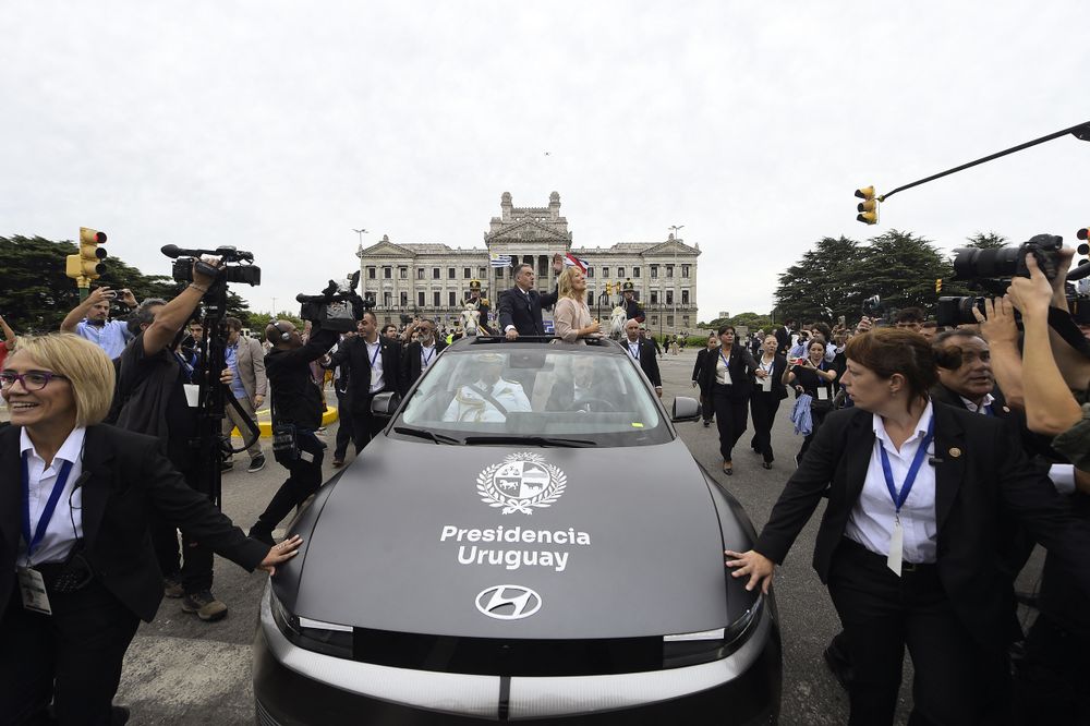 Auto eléctrico de Yamandú Orsi y Carolina Cosse 1 de marzo de 2025
