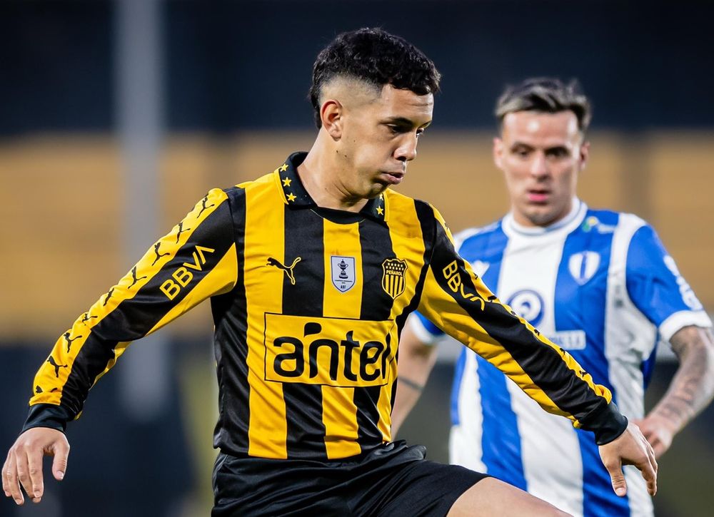 Leonardo Fernández de Peñarol ante Juventud por el Torneo Clausura