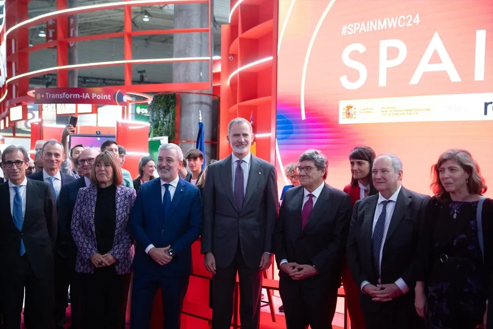 El Rey junto a funcionarios en el Mobile World Congress