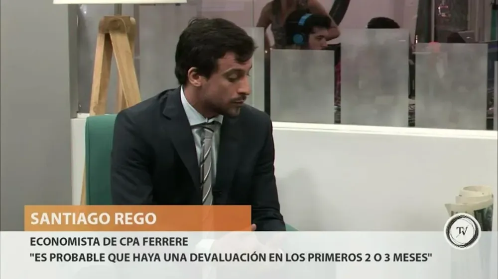 La consultora CPA Ferrere prevé que el nuevo gobierno de Argentina inicie su gestión con una devaluación en los primeros meses, que complicará directamente a Uruguay en su capacidad para intercambiar bienes y servicios con el vecino país, en particular en el sector turístico.En una entrevista con Mariano López, el economista Santiago Rego fue consultado por una eventual devaluación en el vecino país. Es probable que tengamos noticias en ese sentido en los próximos dos o tres meses, respondió.Esto no es una buena noticia para Uruguay, dijo Rego. CPA prevé que esto afecte al turismo y al comercio. Más uruguayos viajarán a Argentina porque ese país se abaratará.La entrevista completa, aquí.