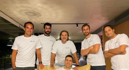 Financiamiento colectivo. Crowder. Arriba de izquierda a derecha: Mateo Infantozzi, Nicolás Fornasari, Andrés Piccardo, Rodrigo Álvarez, Nicolás Rodríguez. Abajo: Guillermo Rodríguez Pereira