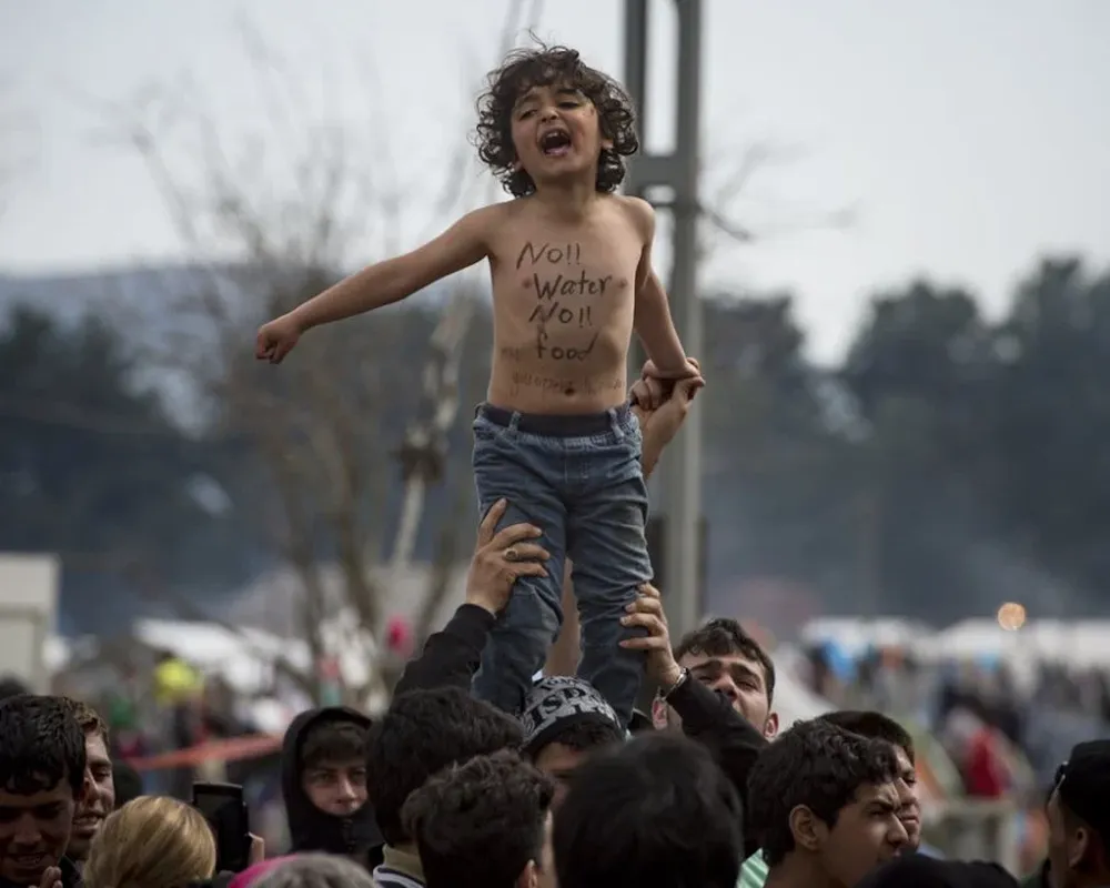 Sin agua, sin comida, dice el cuerpo del niño en el caos de Grecia.