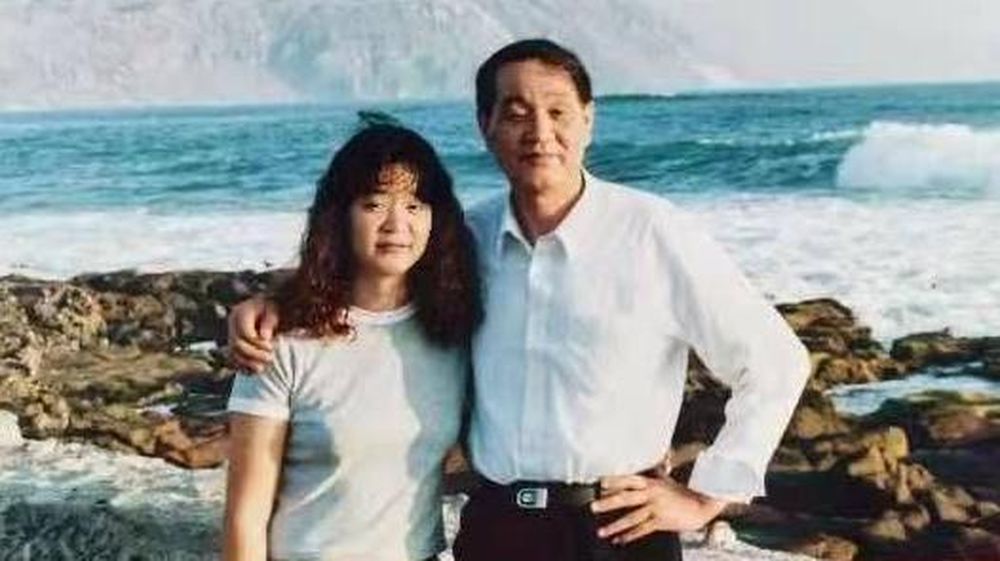 Tania Zeng y su padre en la ciudad de Viña del Mar, cinco años después de su llegada a Chile.