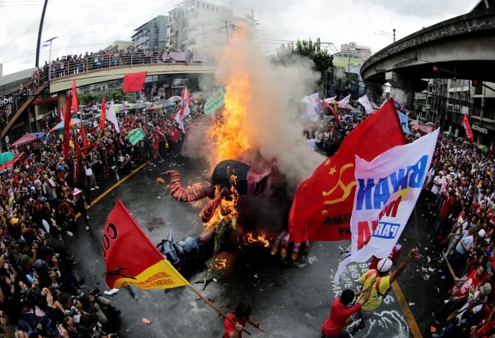 Manifestantes filipinos protestan mientras queman una efigie del presidente, Rodrigo Duterte, durante una manifestación en Manila