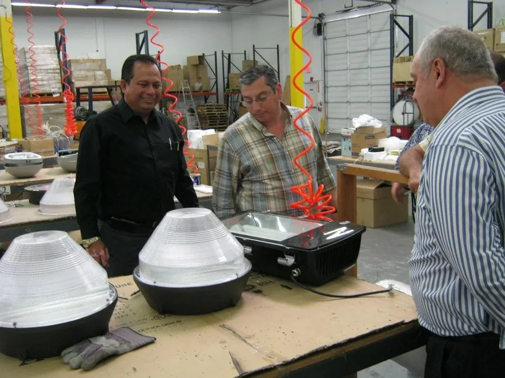 El intendente de Florida, Carlos Enciso, durante la recorrida que realizó por la fábrica de AITI en Los Ángeles